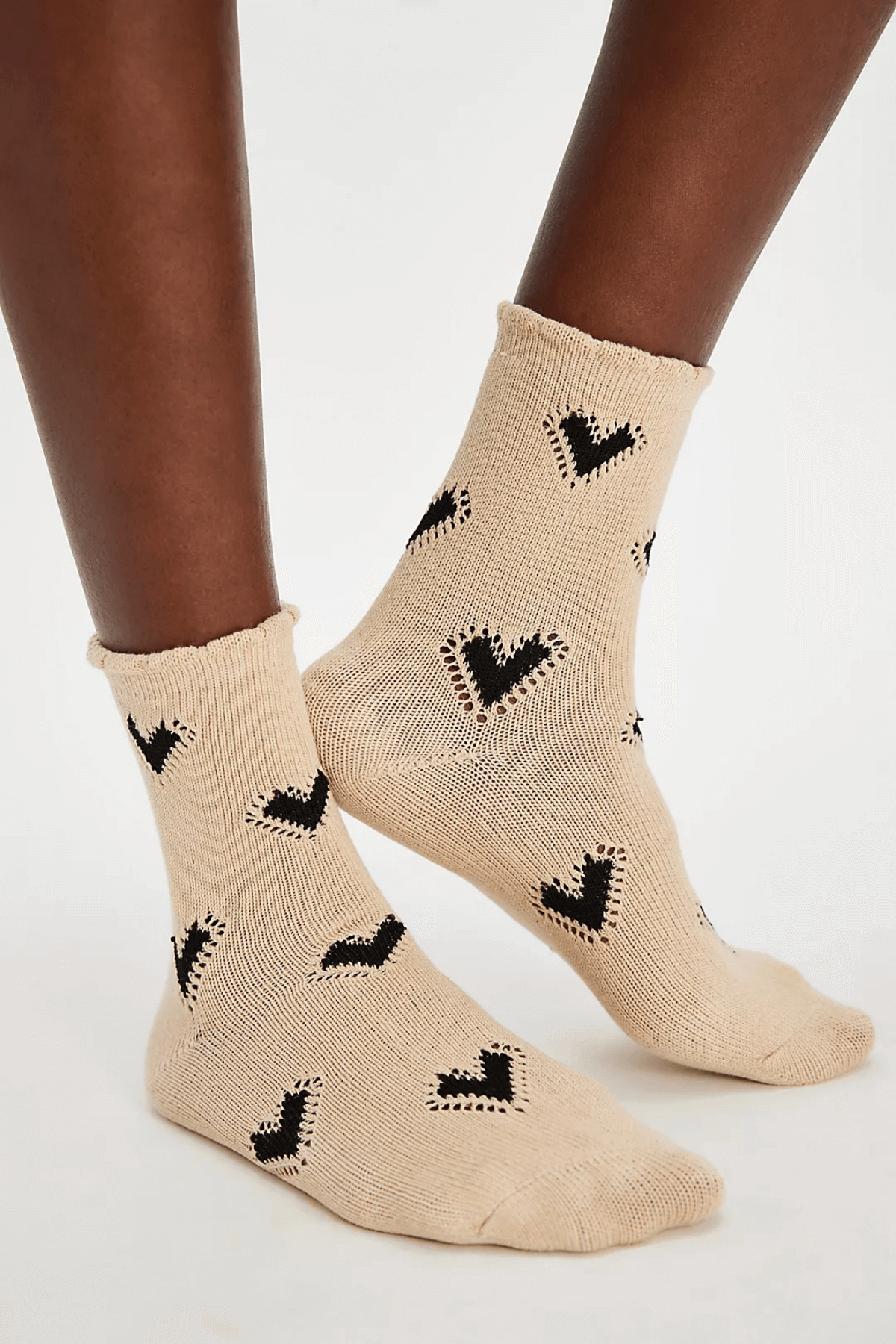Beige ankle socks with black bow-heart pattern and ribbed cuffs