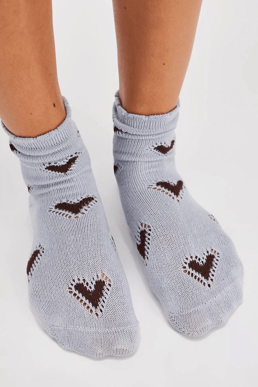 Light blue ankle socks with brown bow-heart pattern and ribbed cuffs