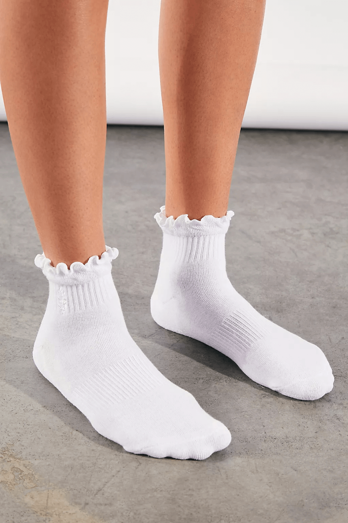 White classic ruffle cuff crew socks, ribbed knit