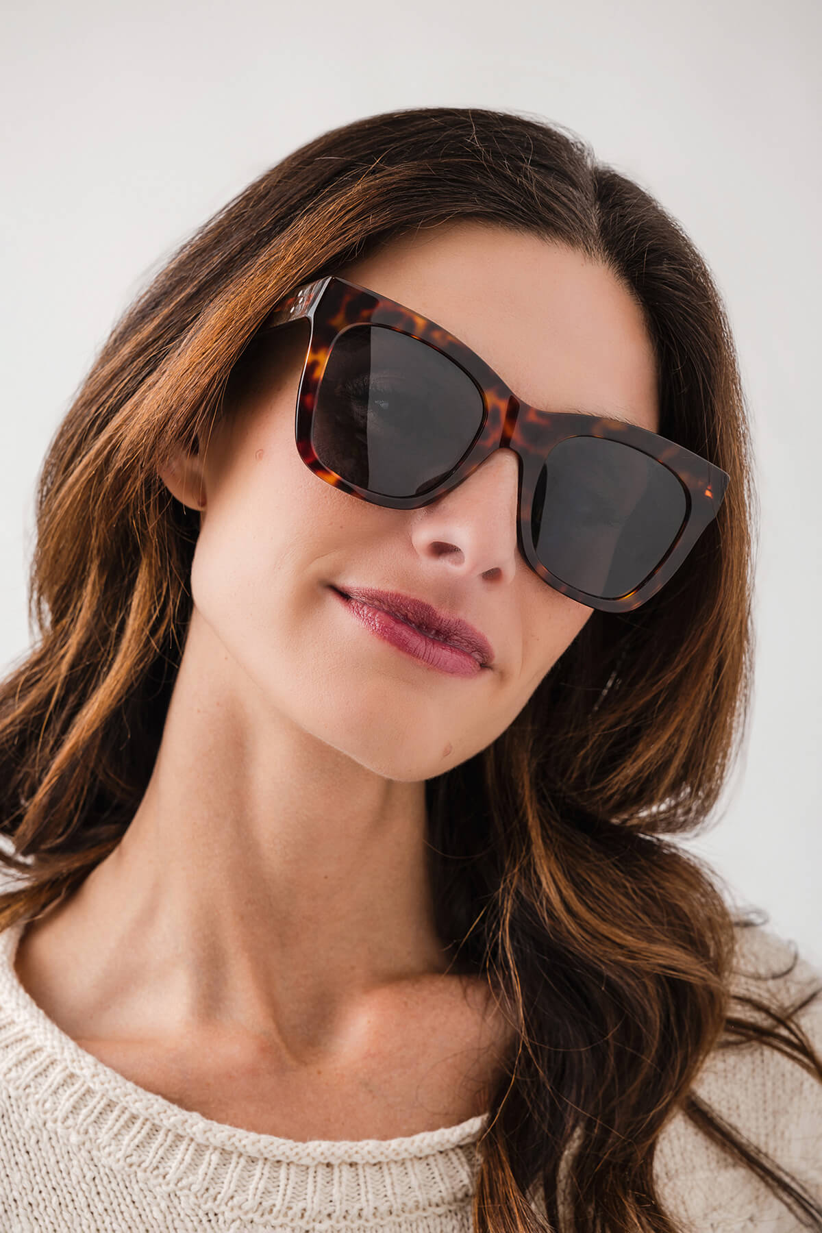 Tortoise polarized sunglasses with square lenses and dark tint