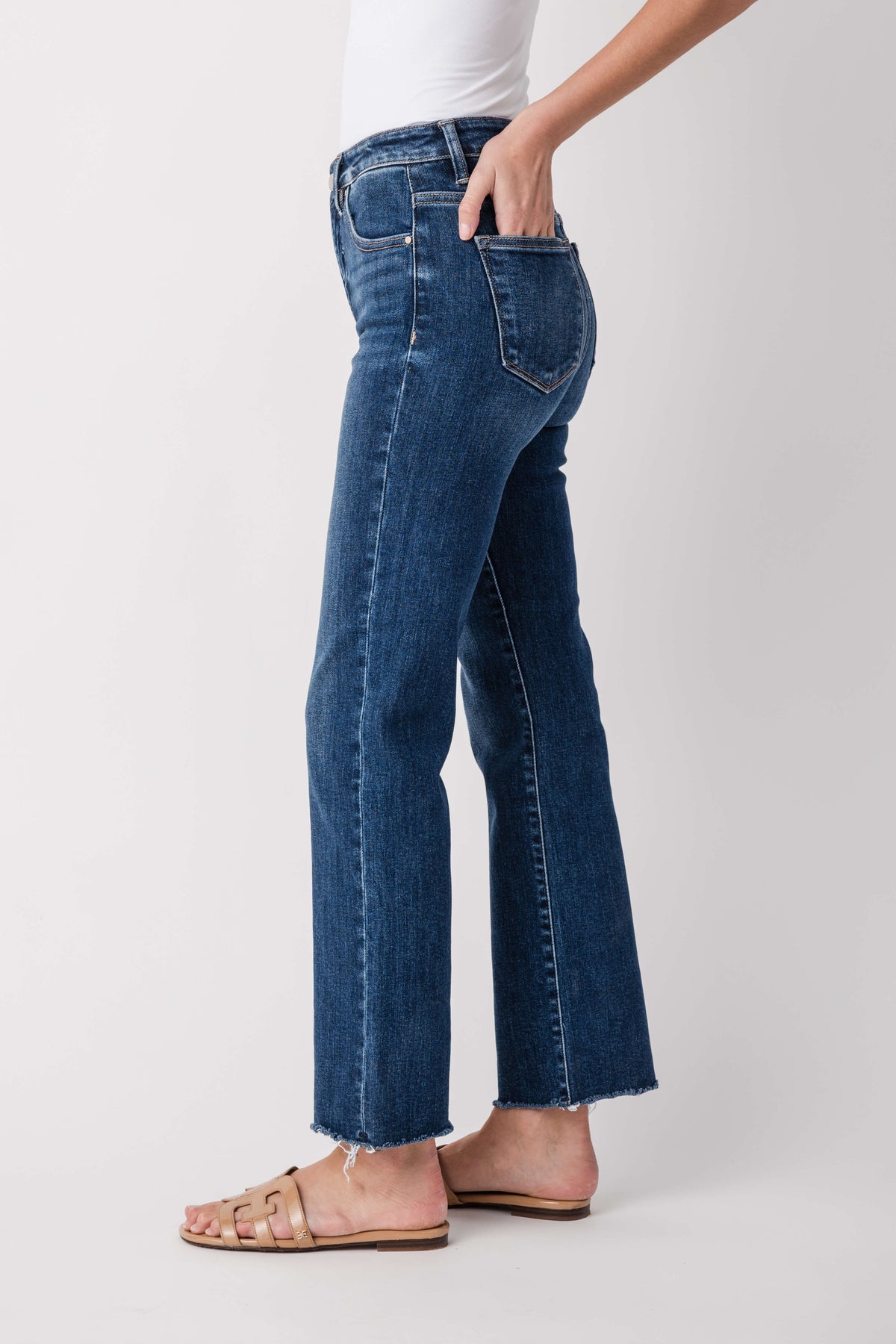 Dark blue high-rise crop straight jeans with back pocket and frayed hem