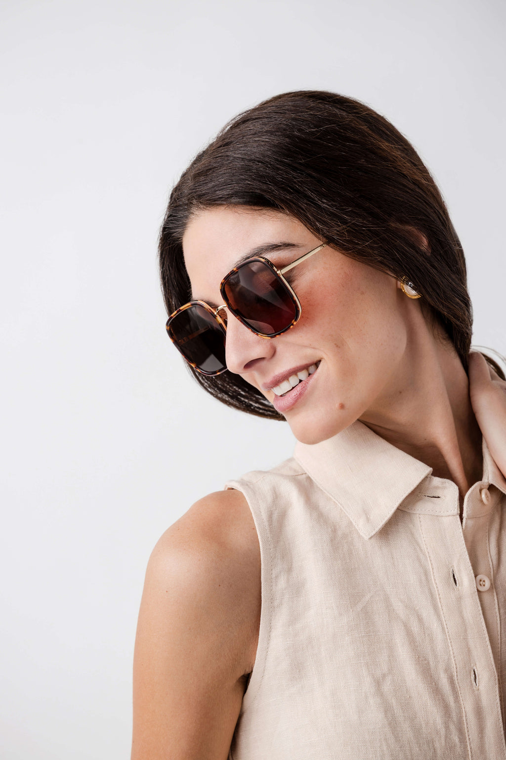 Square sunglasses in dark tortoise with brown gradient lenses, angled side view