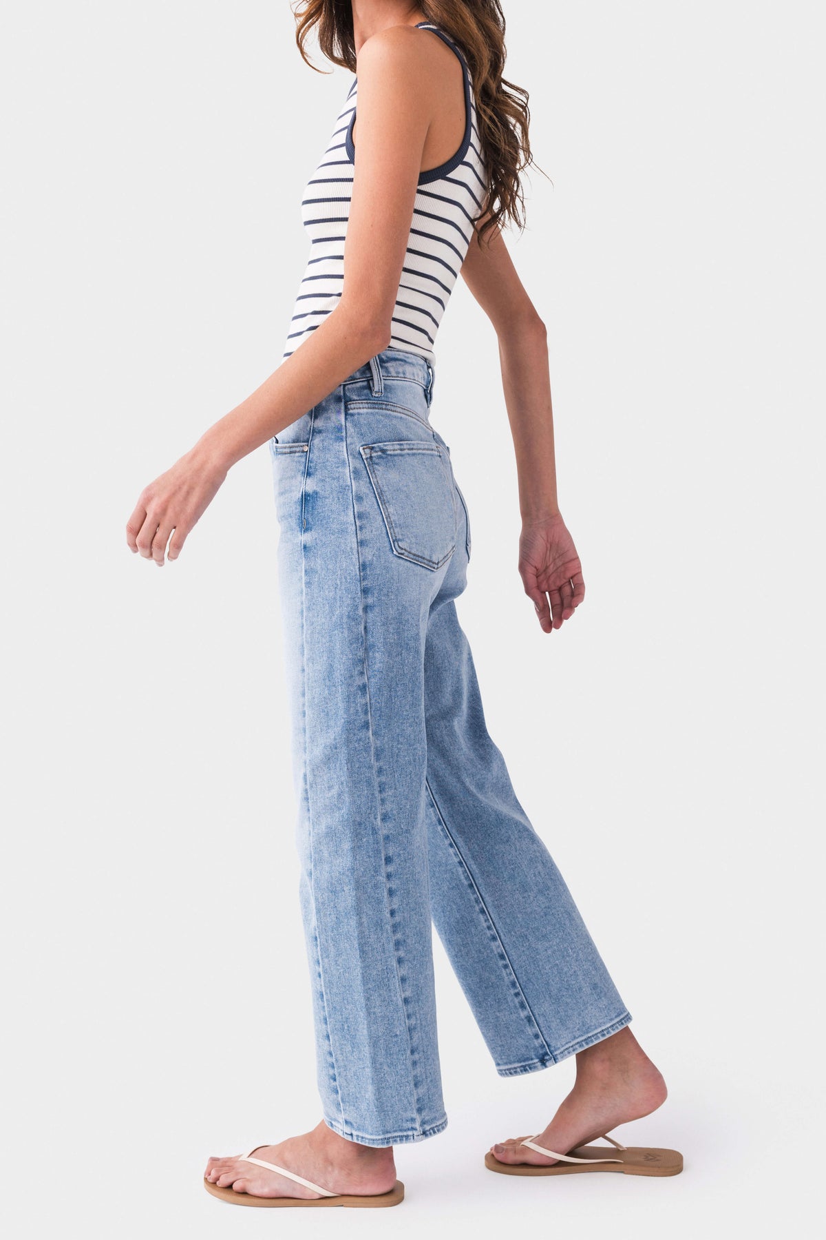 High-rise barrel jeans in light blue denim with side seam and cuffed hem