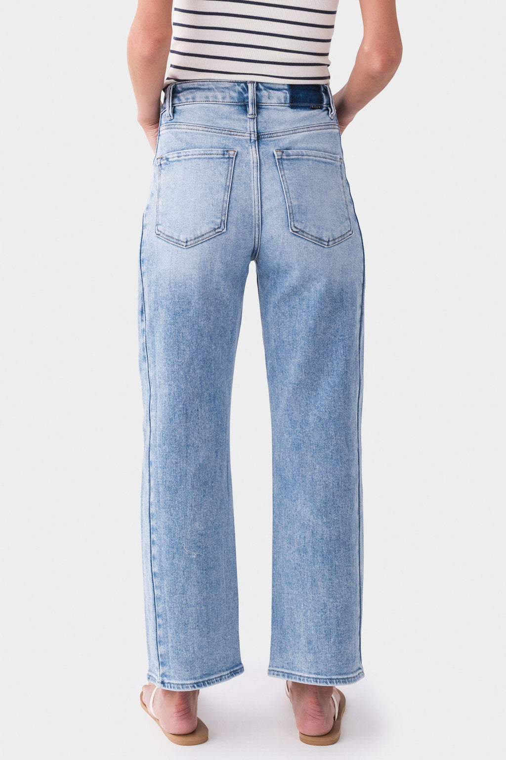 High-rise barrel jeans in light blue denim with belt loops and two back pockets