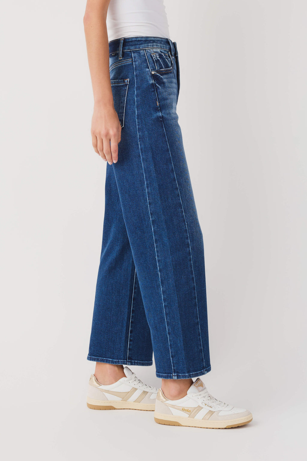 High-rise barrel jeans, dark blue wash with front seam and button closure