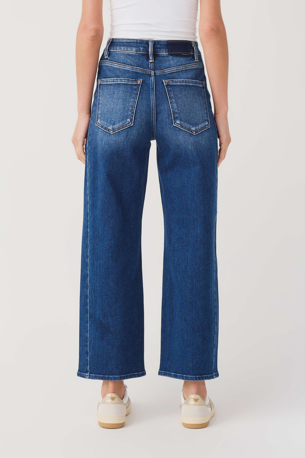 High-rise barrel jeans, dark blue denim with front patch pockets and stitched seams
