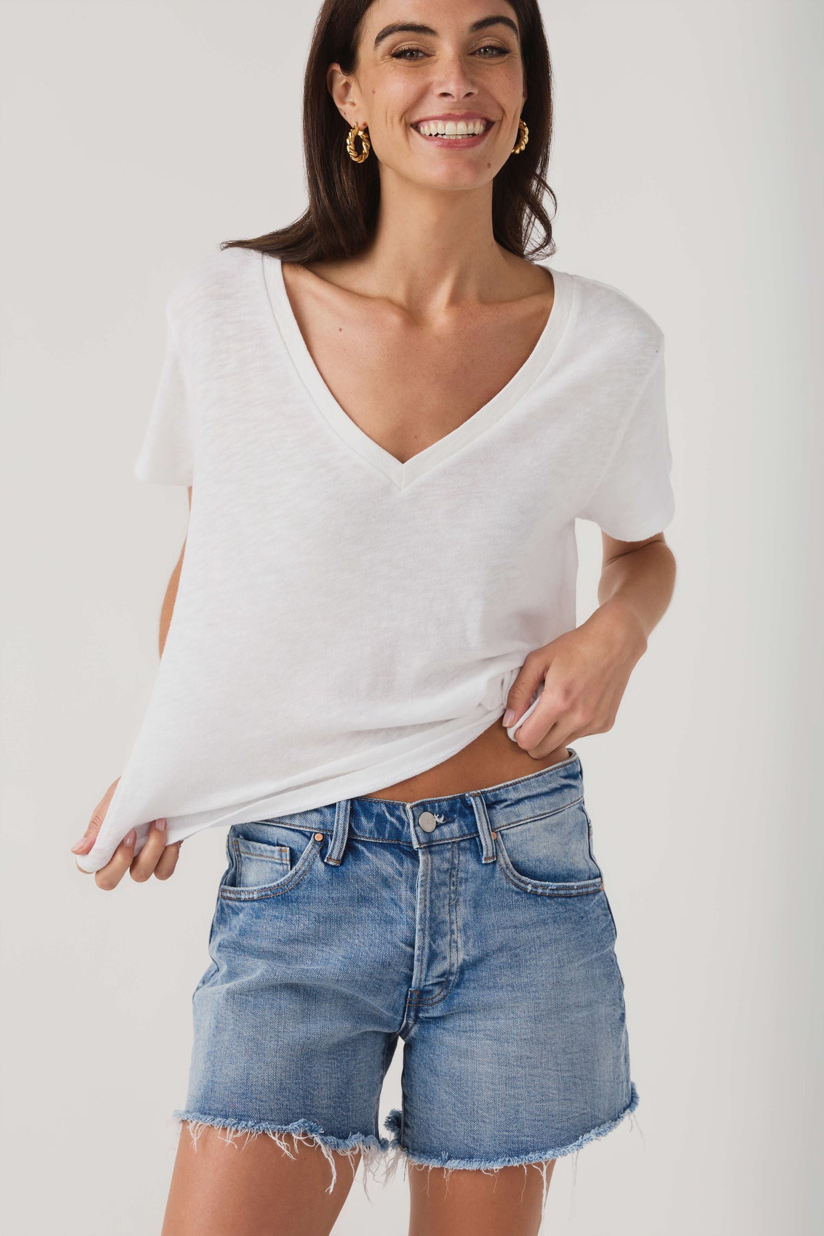 White V-neck short-sleeve tee, gathered waist drape and soft fabric texture