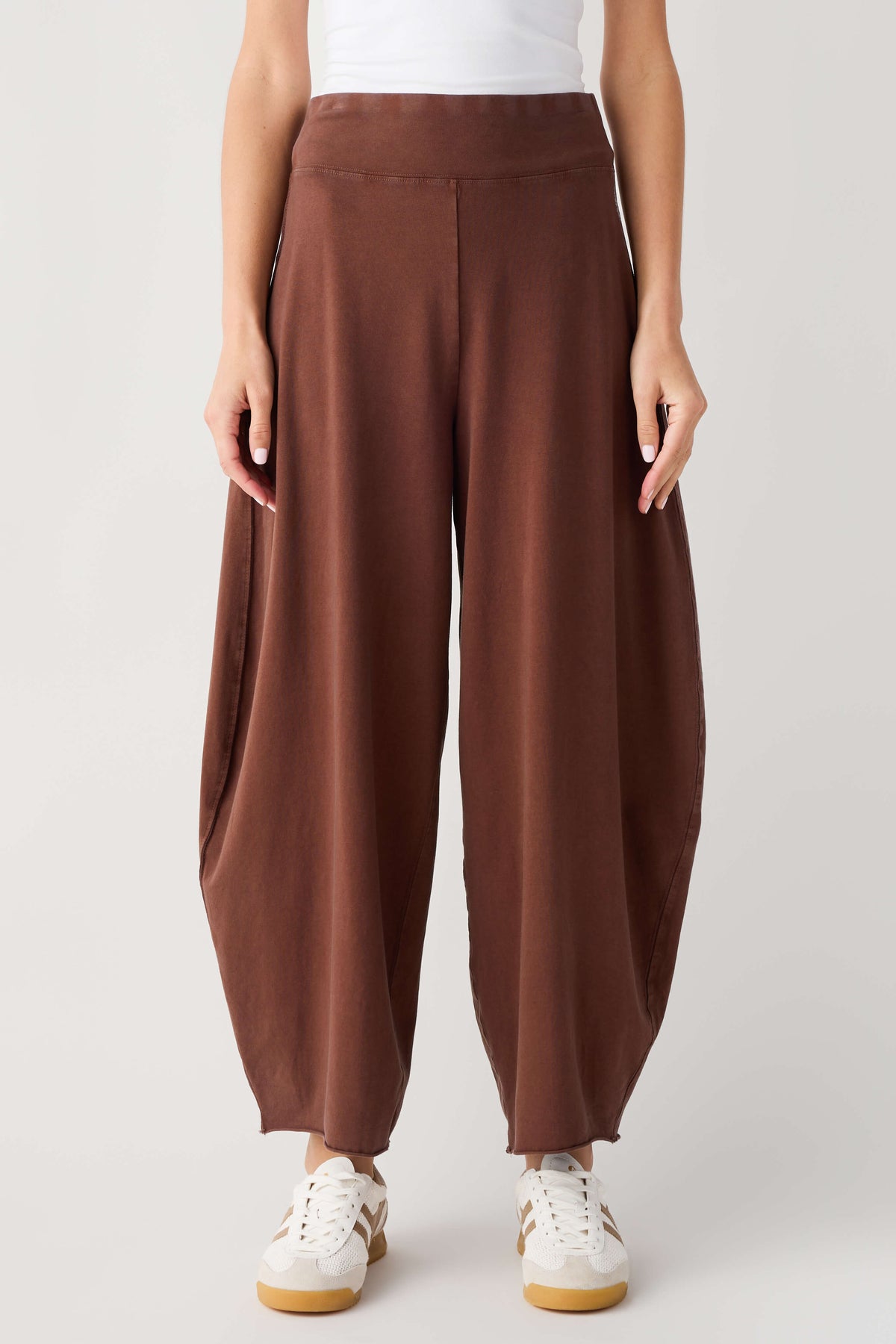 Women’s brown wide-leg easy pants with elastic waistband and side pockets