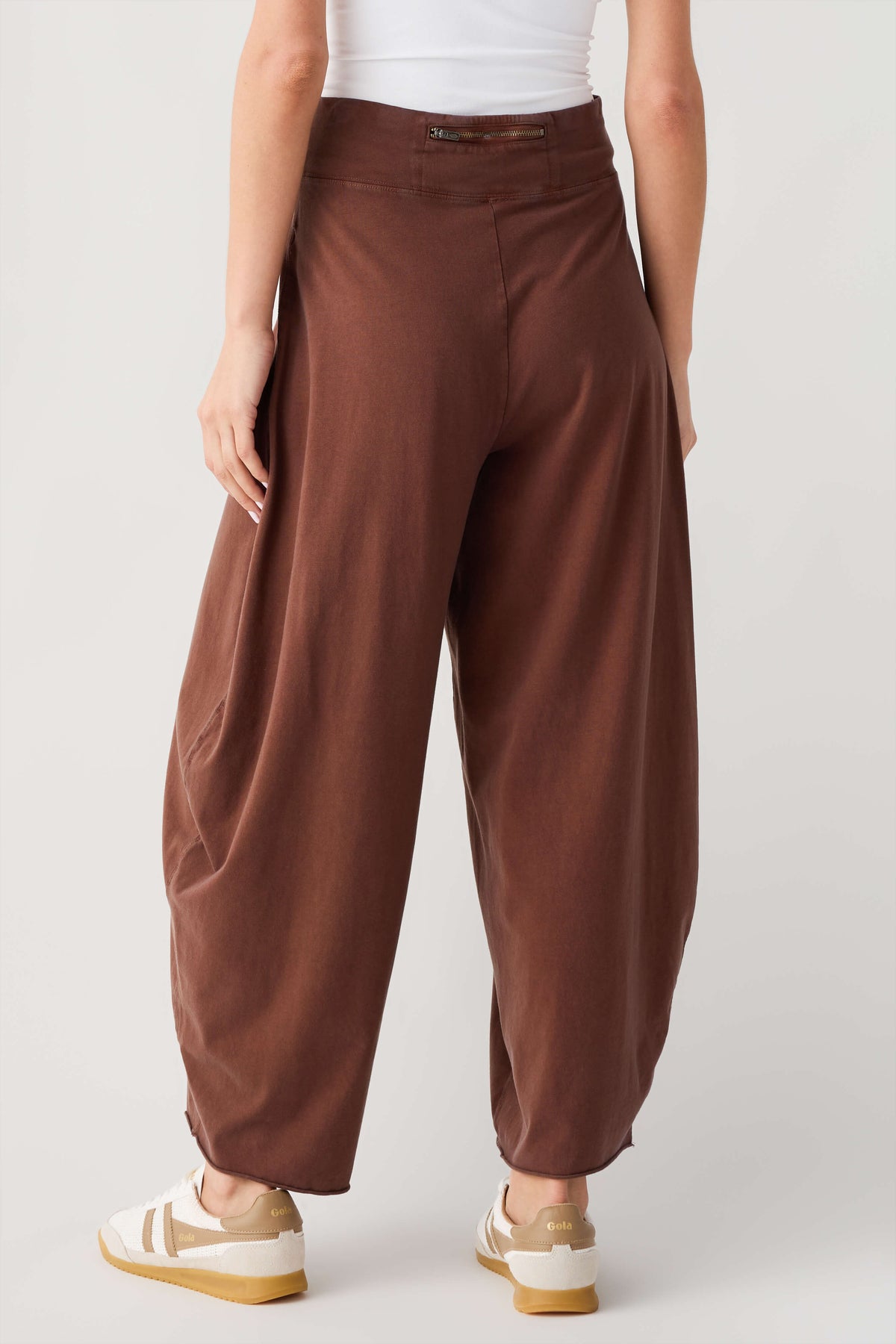 Women’s brown wide-leg easy pants with elastic waistband and soft, relaxed silhouette