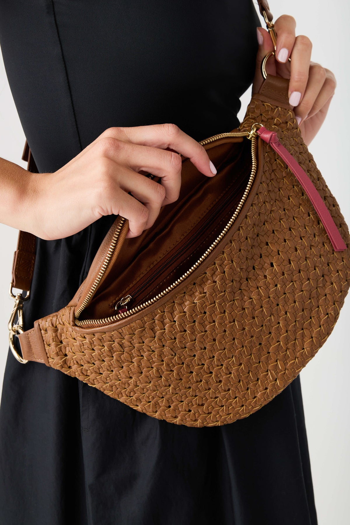 Camel woven sling bag with zipper opening, pink zipper pull, crossbody strap