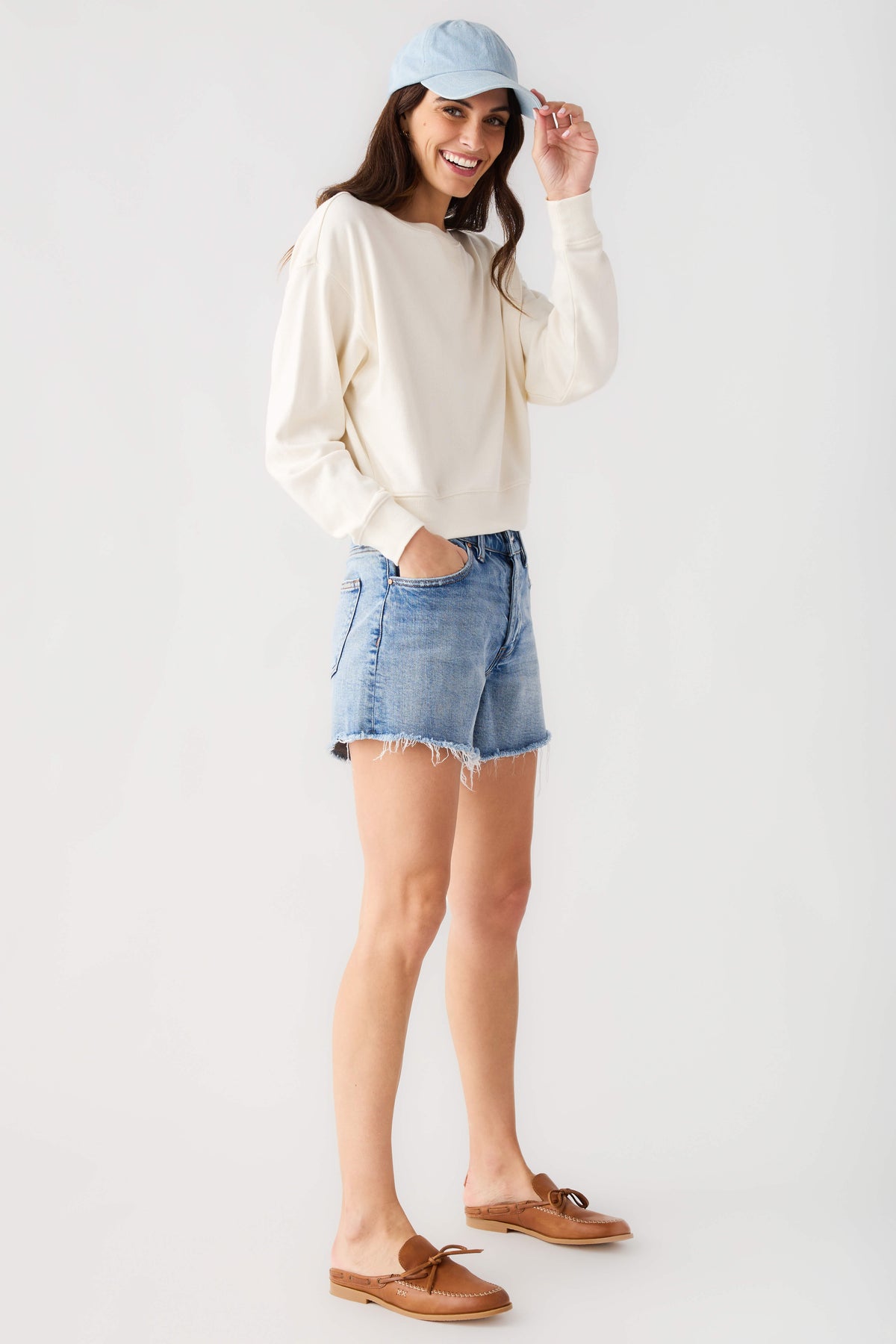 Cloud crewneck sweatshirt with long sleeves and ribbed cuffs, relaxed fit