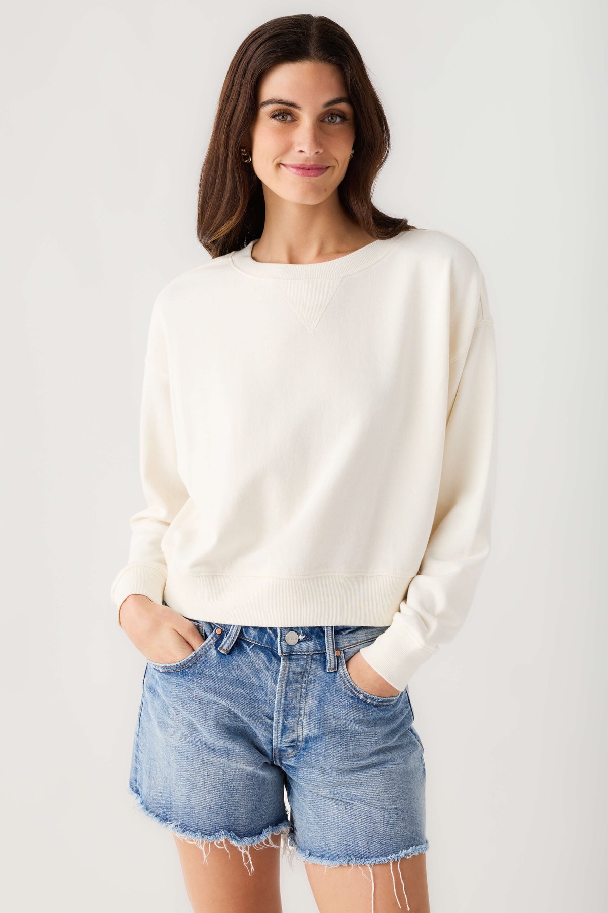Cloud crewneck sweatshirt with long sleeves and ribbed cuffs, plain front