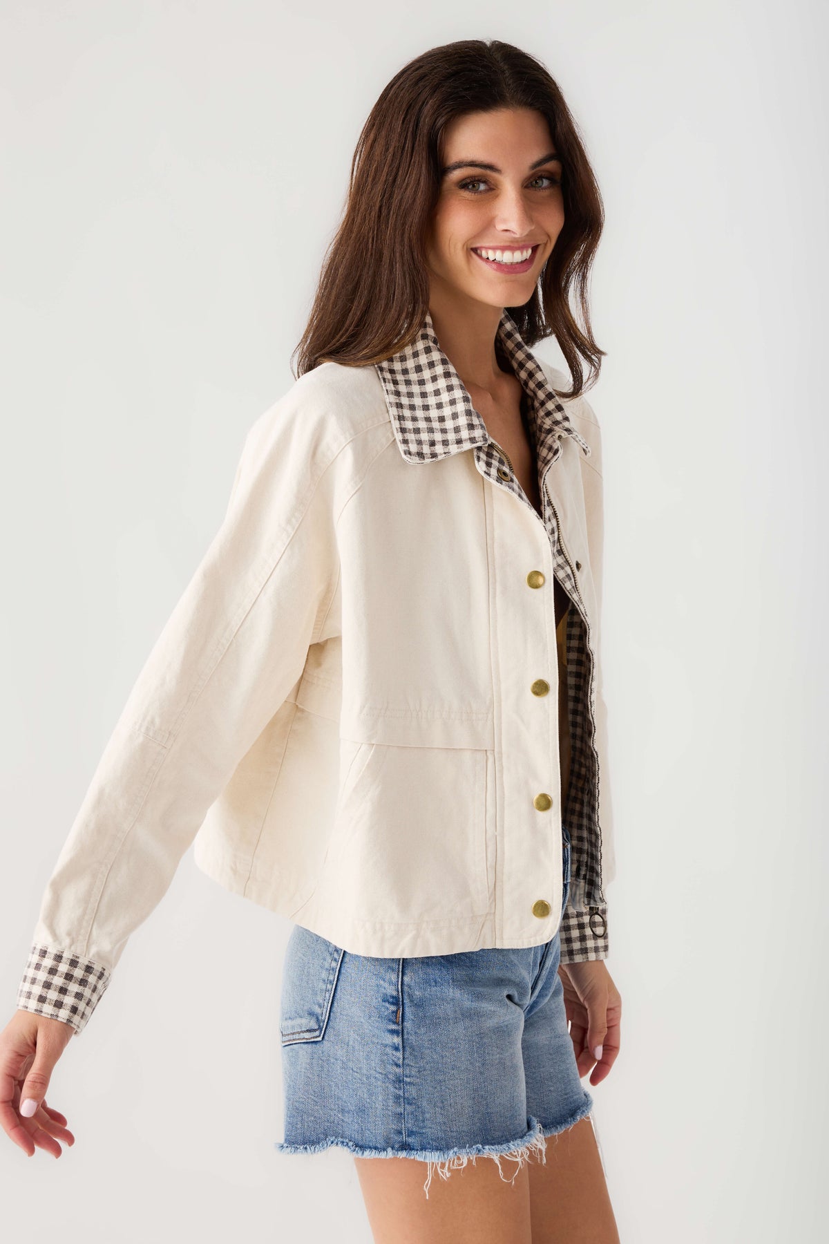 Beige twill jacket with gingham stand collar, long sleeves, button-front