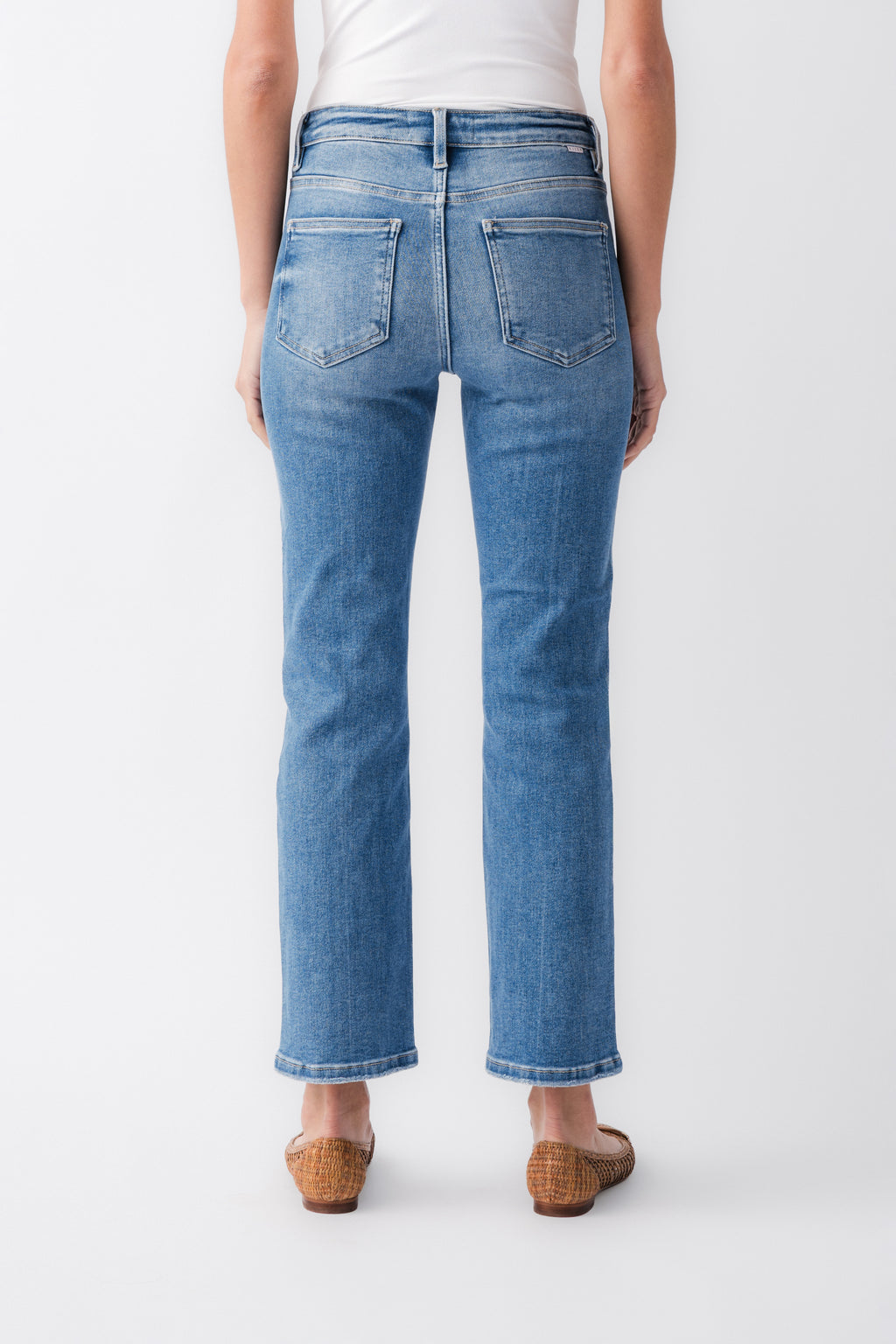 High-rise straight crop jeans in medium-blue denim, back pockets with yoke stitching