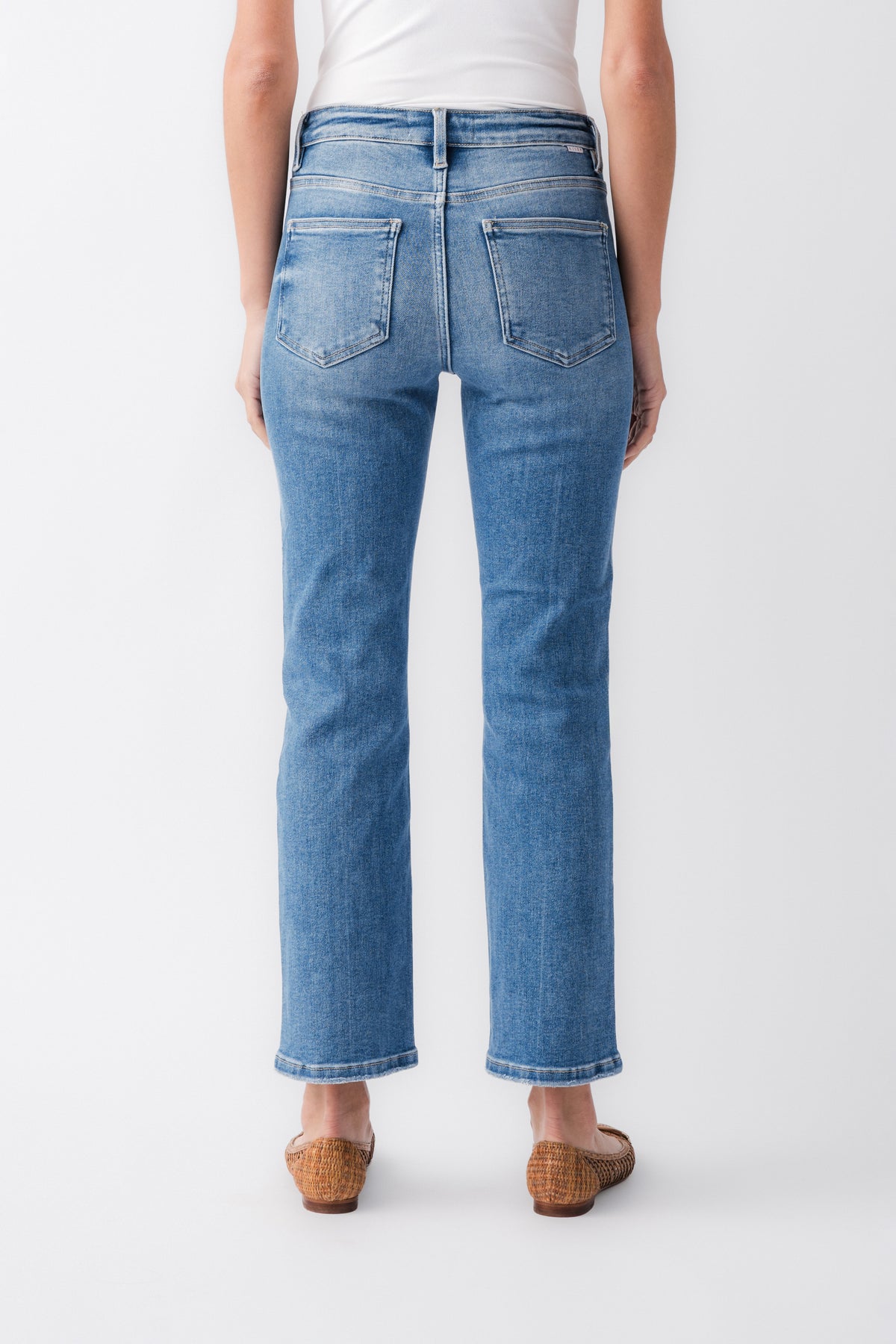 High-rise straight crop jeans in medium-blue denim, back pockets with yoke stitching