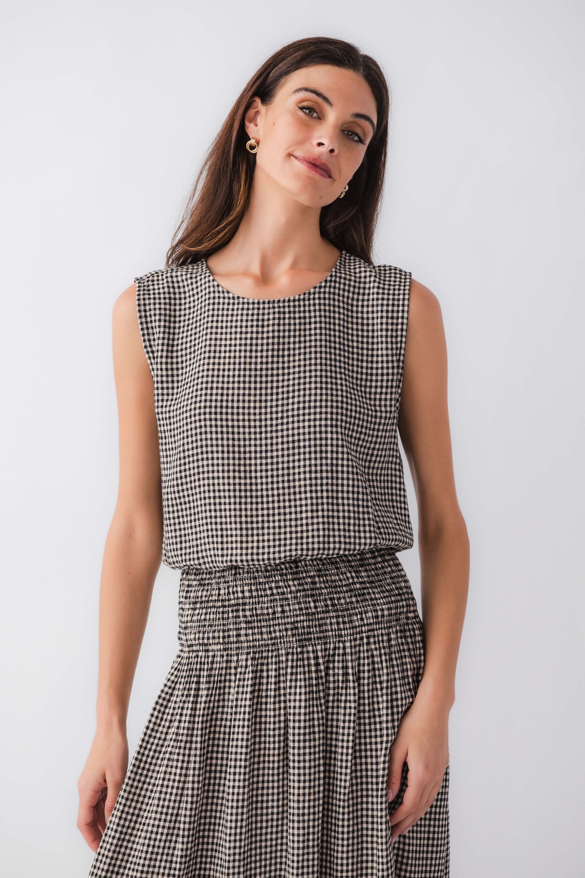 Gingham sleeveless top with crew neck and ruched, gathered waistband