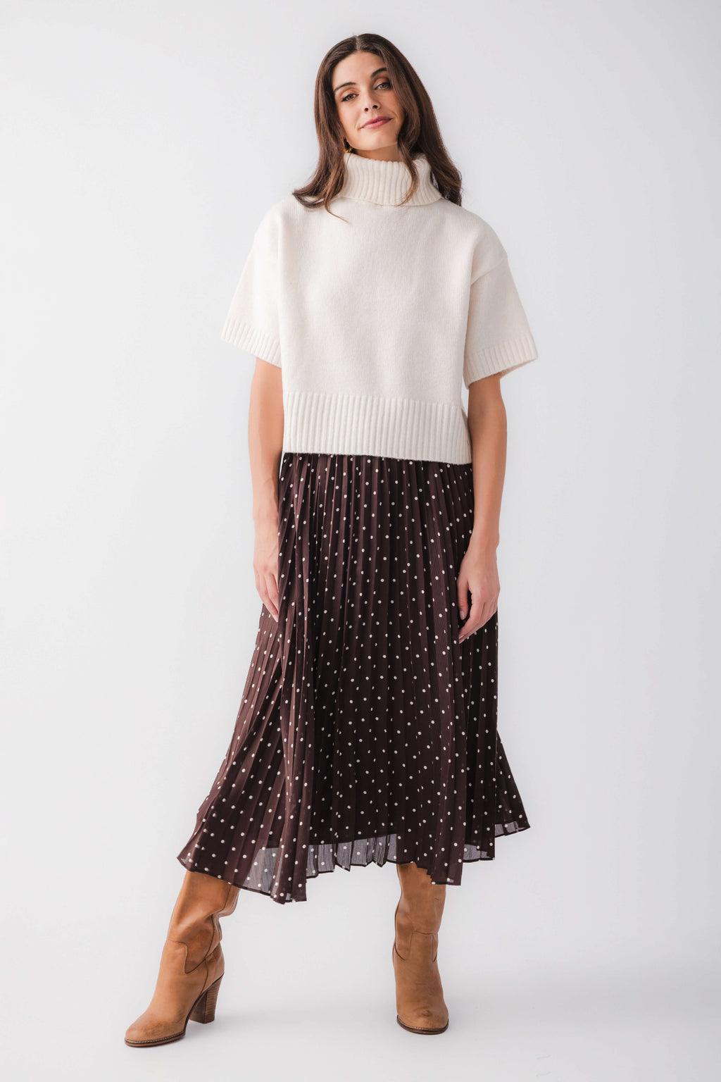 Off-white short-sleeve turtleneck sweater with ribbed hem and cuffs