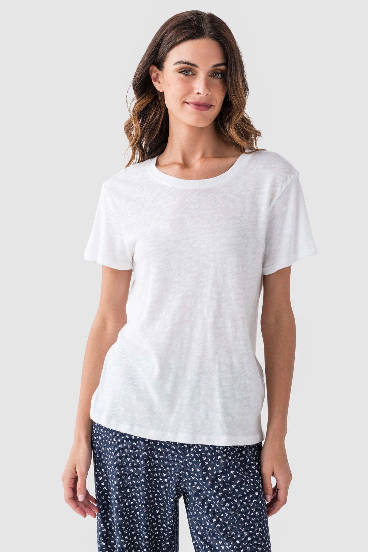 White slub tee shirt with crew neck and short sleeves, relaxed fit and straight hem.