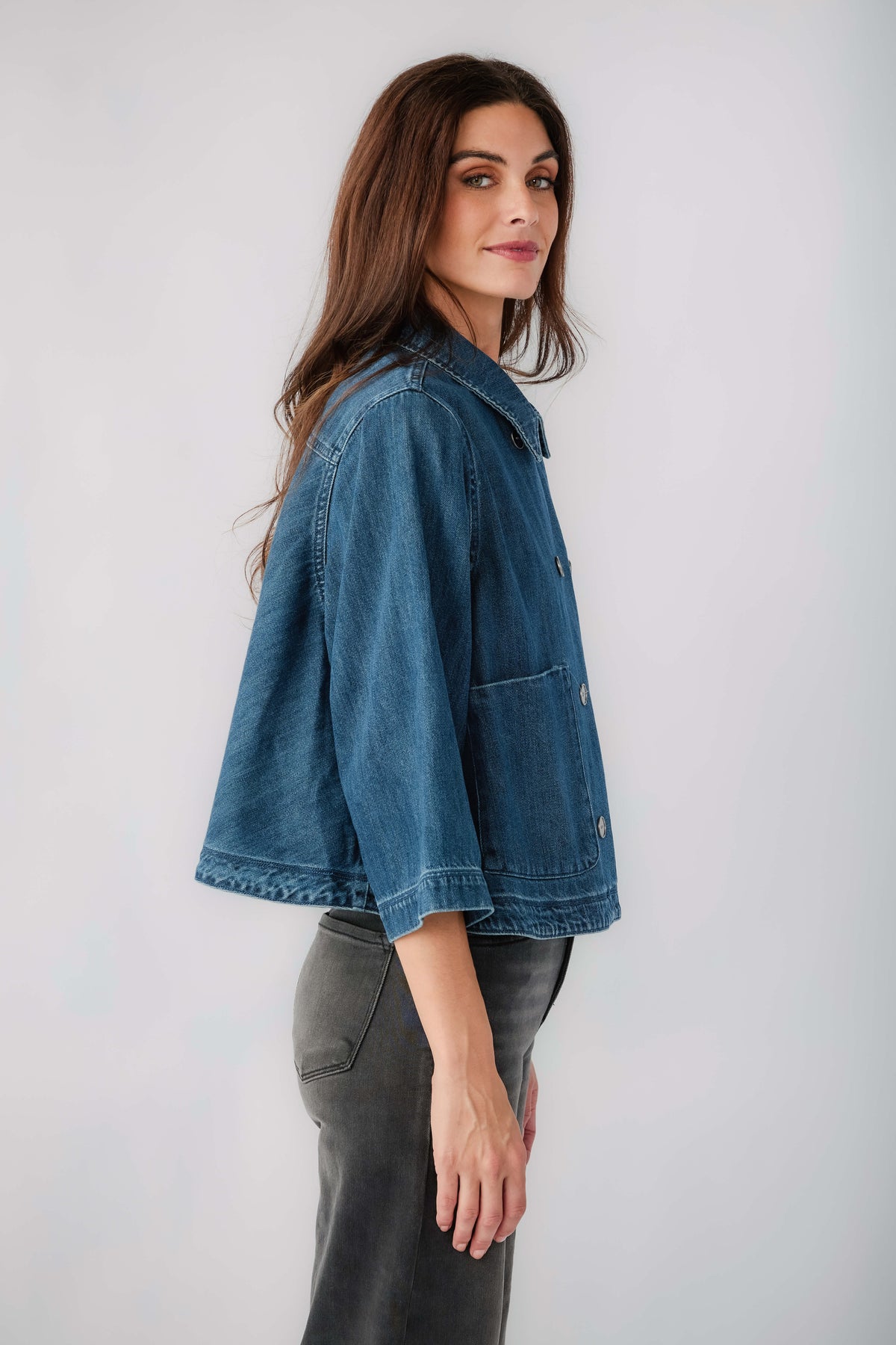 Dark blue cropped denim jacket with 3/4 sleeves, side flap pockets, button front
