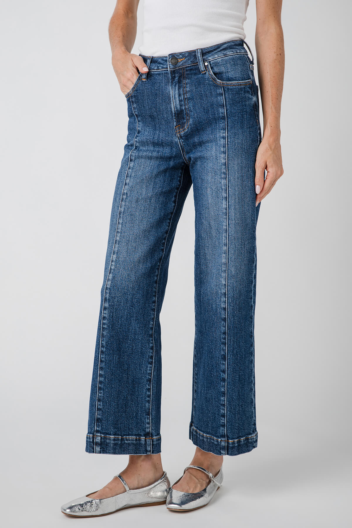 High-rise wide-leg ankle jeans in medium blue denim, front fly and front seam details