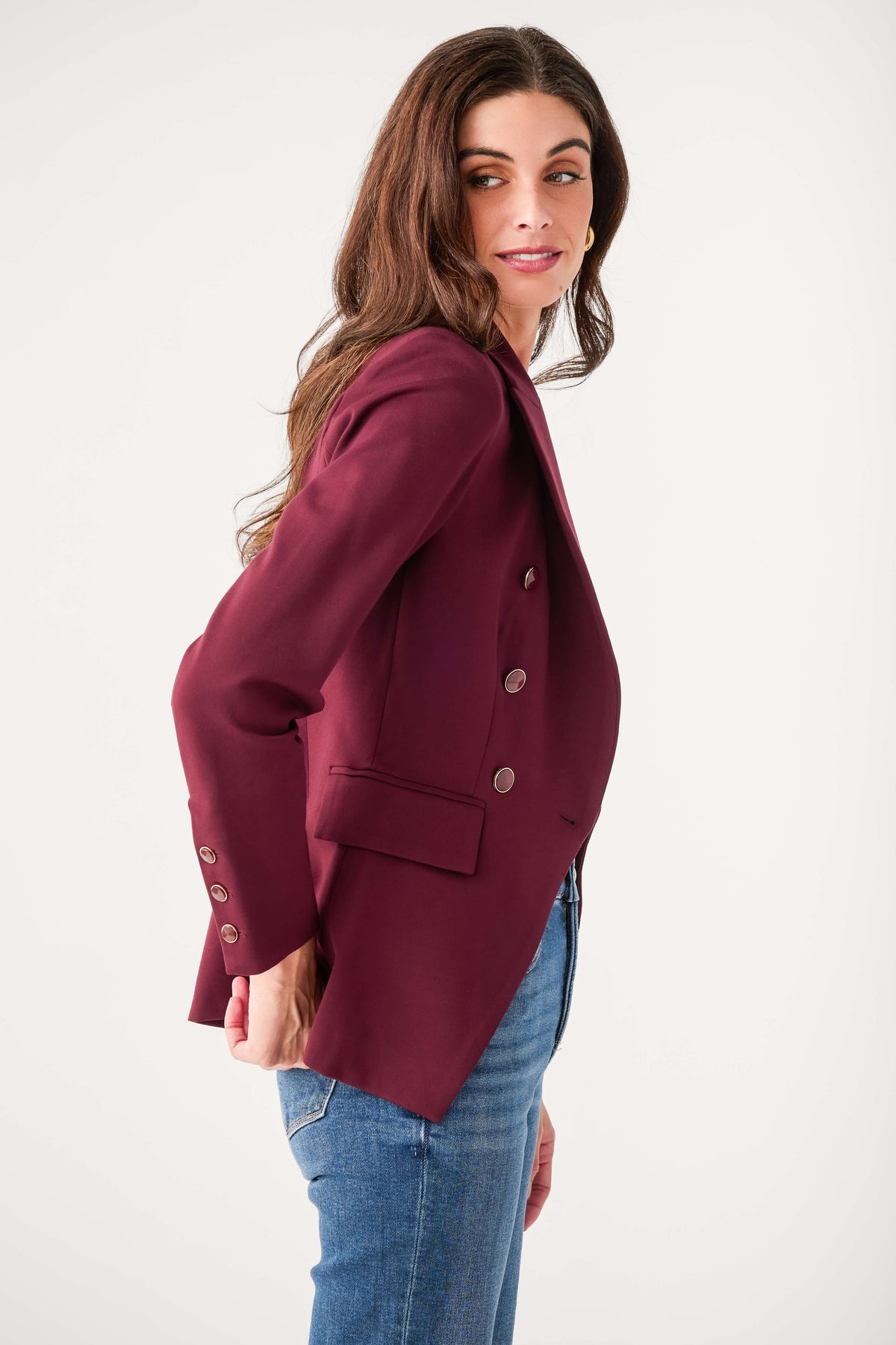 Burgundy double-breasted blazer with long sleeves and two flap pockets
