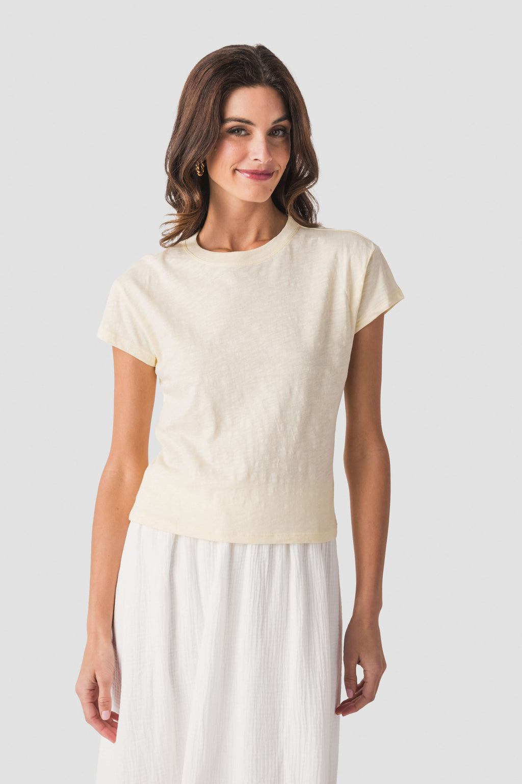 Light cream slub tee with short sleeves and crew neck, relaxed drape