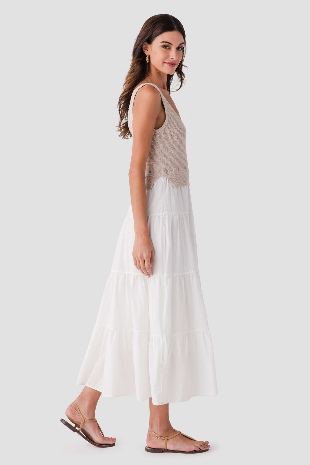 Light sleeveless maxi dress with scoop neck and tiered white skirt